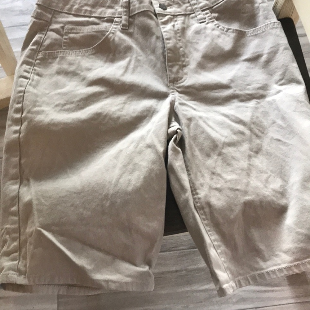 Bermuda shorts in excellent condition!